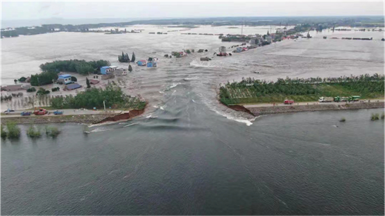 華容團洲垸洞庭湖大堤決堤，公司緊急支援防汛搶險物資