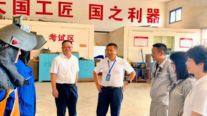 公司領(lǐng)導慰問參加湖南省第八屆職工職業(yè)技能大賽集訓選手